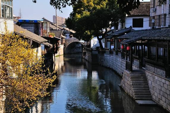 变速箱加油螺丝处有一道裂缝，油有点渗出来，4s店在外面打了回天即时封密封胶，现在已经不渗油了。请问？游戏画面